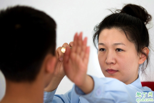 为什么小孩看东西头会斜 儿童斜视是什么症状