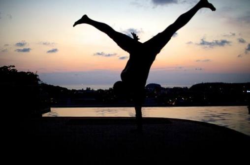 经常倒立有什么好处？倒立(拿大顶)的好处和坏处