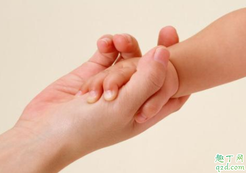 新生儿黄疸能不能喝葡萄糖 宝宝黄疸喂母乳有关系吗