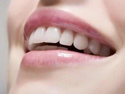 经常塞牙用牙签危害多，塞牙使用牙线才是清洁牙缝的“神器”