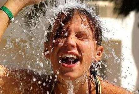 什么时候开始洗冷水澡最好？男女洗冷水澡的好处和坏处