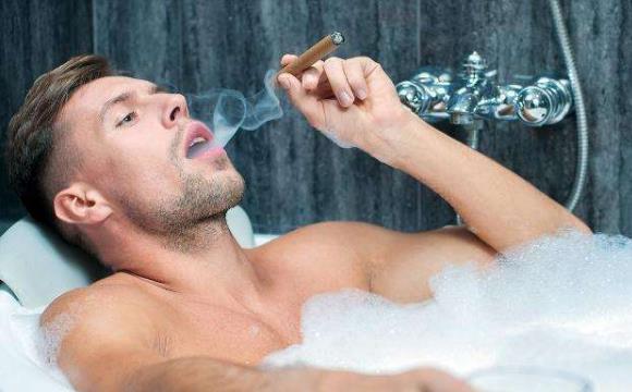 什么时候开始洗冷水澡最好？男女洗冷水澡的好处和坏处