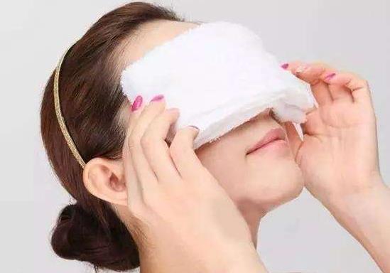 起床后上眼皮肿是怎么回事？有效缓解上眼皮肿的方法