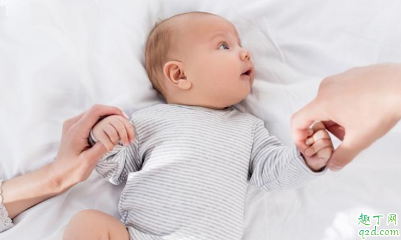 新生宝宝穿什么样的衣服合适 新生宝宝的衣服怎么挑选