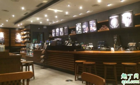 去星巴克是先坐下还是先点单 星巴克需要自己取餐吗