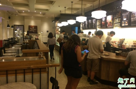 去星巴克是先坐下还是先点单 星巴克需要自己取餐吗