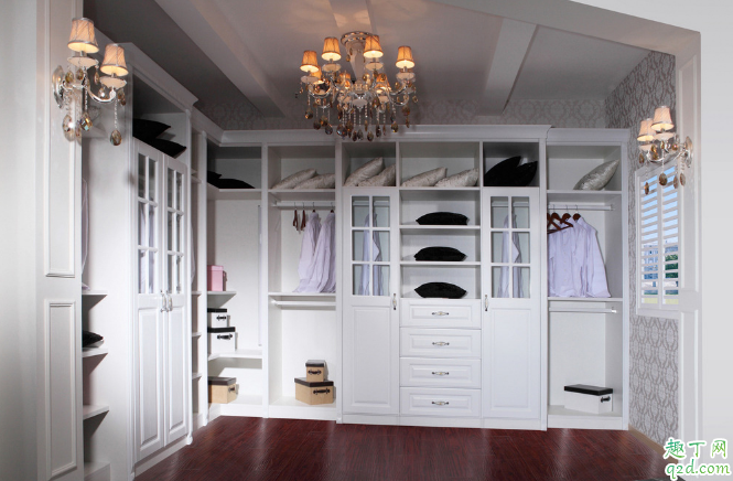 白色衣柜拉手选哪种颜色好 白色衣柜用黑色拉手还是金色的好看