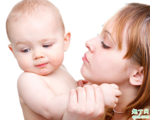 为什么宝宝出生不吃奶 刚出生的宝宝为什么屁股是青的