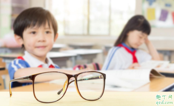 两个月的宝宝能看清多远的东西 晚上开灯会不会影响新生儿的视力