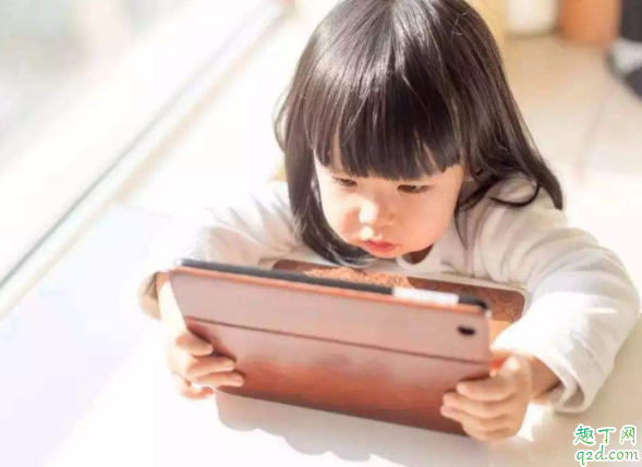 两个月的宝宝能看清多远的东西 晚上开灯会不会影响新生儿的视力