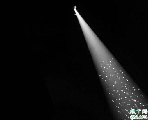 抖音2020一束光背景图怎么弄的 2020朋友圈背景一束光高清图片分享