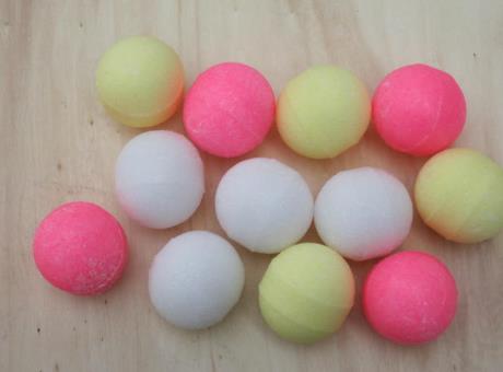 樟脑丸和卫生球的区别 樟脑丸对人有害吗 使用樟脑丸应注意什么