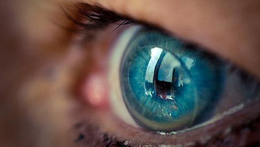 长期佩戴隐形眼镜有哪些危害？什么时候不适合戴隐形眼镜