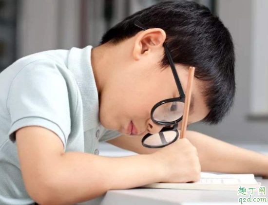 孩子经常眨眼正常吗 宝宝为什么可以长时间不眨眼