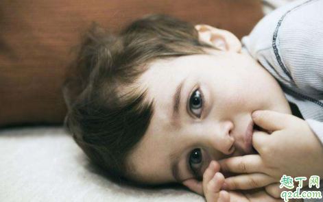 三岁宝宝吸吮手指有什么影响 三岁宝宝吸吮手指怎么办