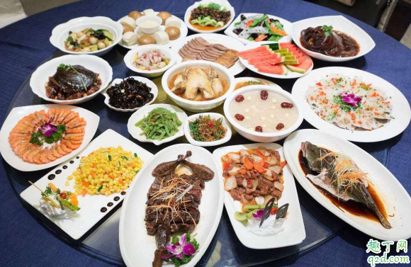 年夜饭在家吃还是上饭店吃 年夜饭在家吃在外吃哪个更好