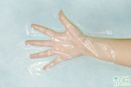 一次性手套用完后洗一下可以再用吗 一次性手套可以用热水烫吗