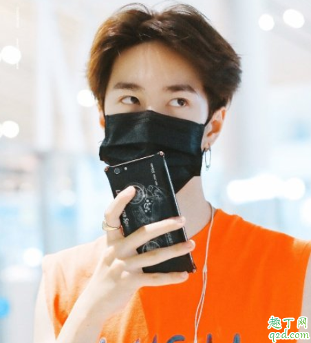 黑色口罩和蓝色口罩哪个好 黑色一次性口罩绳子在里面还是在外面