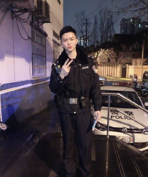 周世奇警察照片生活照无水印 上海最帅警察周世奇正面照