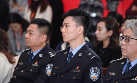 周世奇警察照片生活照无水印 上海最帅警察周世奇正面照