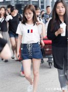 路拍一米五的四千年美女鞠婧祎长这样，而她用穿搭艳压大长腿名模