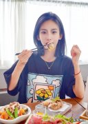 邻居端着锅来敲门，说他家燃气灶坏了，想在我家蒸包子，同意吗