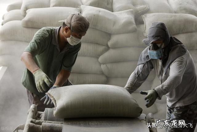 一个扛了10年水泥的人和一个健了15年身的人,谁力量更强?