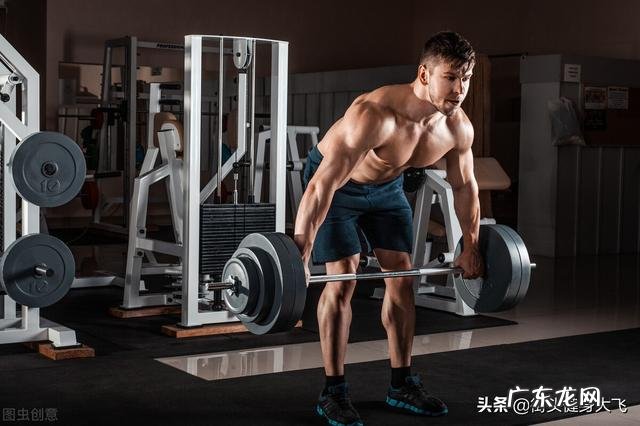 一个扛了10年水泥的人和一个健了15年身的人,谁力量更强?