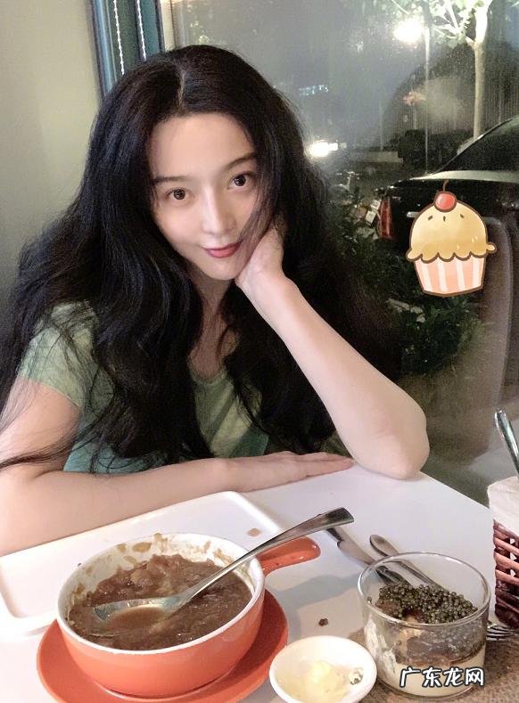 范冰冰减肥真的狠,晚餐只吃稀饭和素菜,还没吃完就自责吃太饱