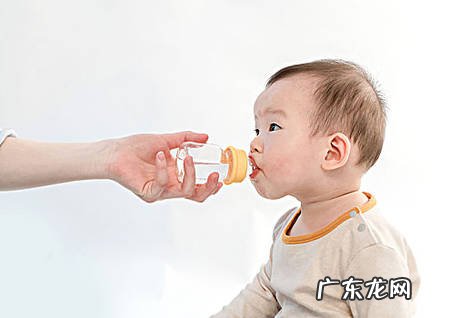 宝宝多大可以喝水?每天喂多少水合适?