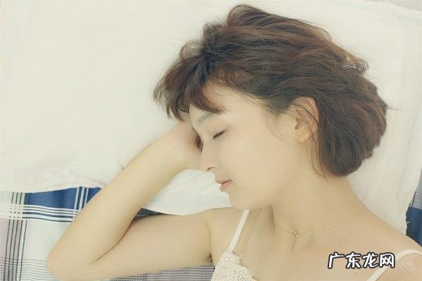 每天睡8小时深度睡眠2小时合理吗 每天八小时睡眠是不是科学标准