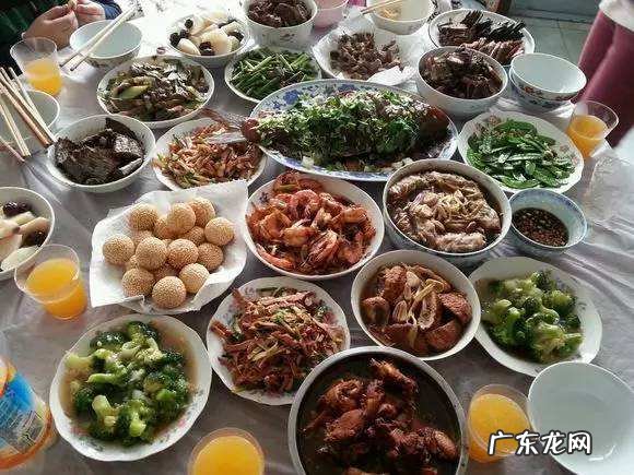 小泰迪眼睛有脓状眼睛眼屎多