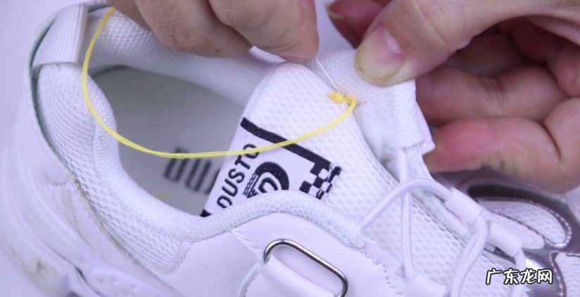 匡威防止跑偏这样绑 匡威鞋舌头跑偏怎么办