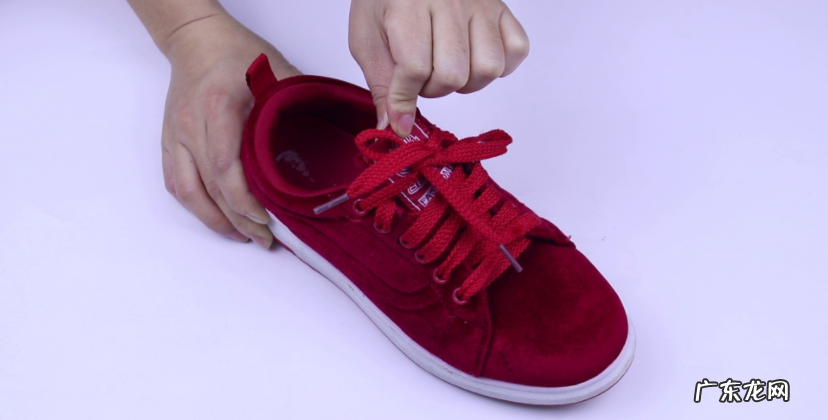 匡威防止跑偏这样绑 匡威鞋舌头跑偏怎么办