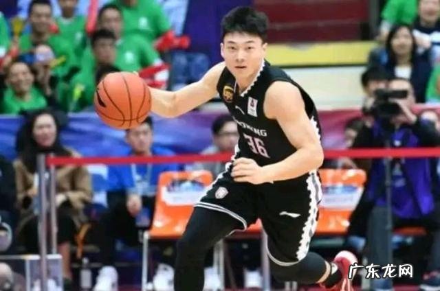 鄢手骐在场上的表现堪称噩梦,为何教练杨鸣还坚持用他呢?