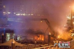 游客船上吃火锅 爆炸跳河逃生 游客船上吃火锅遇爆炸跳河逃生