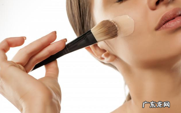 如何正确使用粉底液和粉饼 粉底和粉饼的区别在哪