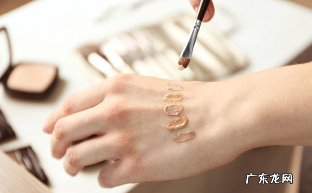 如何正确使用粉底液和粉饼 粉底和粉饼的区别在哪