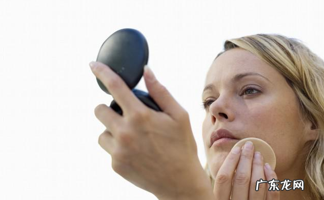 如何正确使用粉底液和粉饼 粉底和粉饼的区别在哪