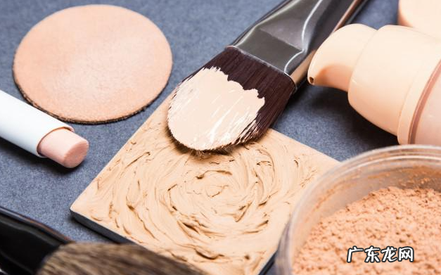 如何正确使用粉底液和粉饼 粉底和粉饼的区别在哪
