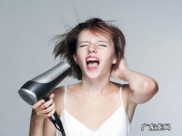 长期用吹风机吹头发好不好?会有什么危害么?