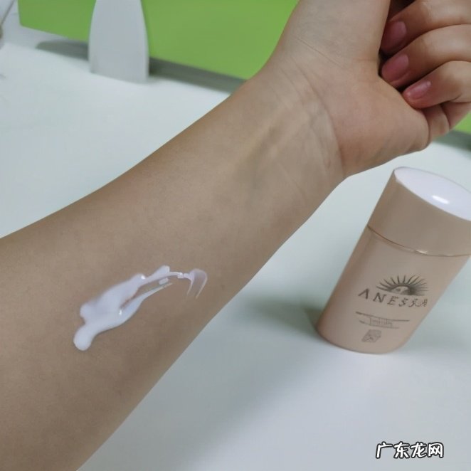 卸妆油卸妆后还要用洗面奶吗?怎么卸妆不伤皮肤?