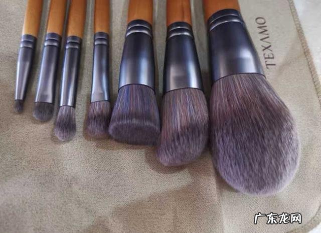 你认为护肤品可以祛斑祛痘使人变漂亮吗