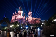 北京环球影城今日正式开园，员工参与倒票将被辞退