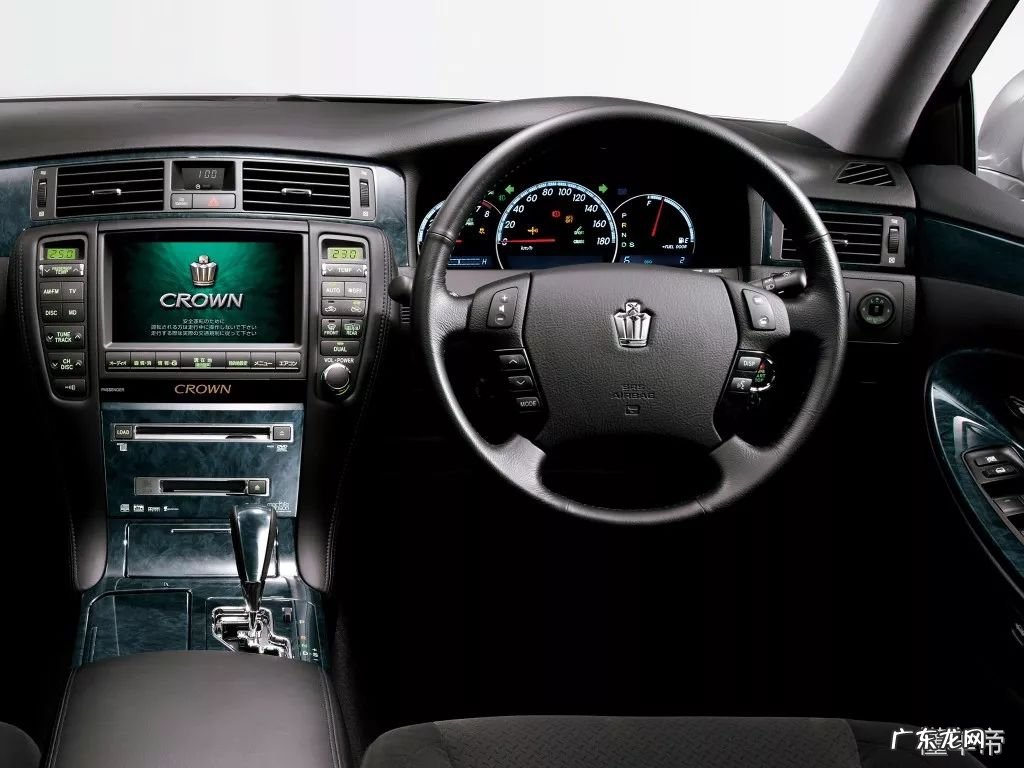 思域跟皇冠哪个好?是选神车思域还是选十二代皇冠?