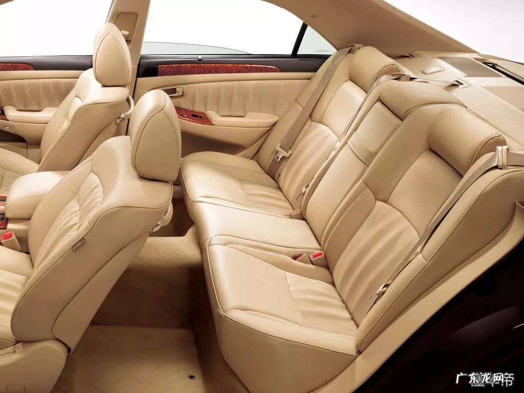 思域跟皇冠哪个好?是选神车思域还是选十二代皇冠?