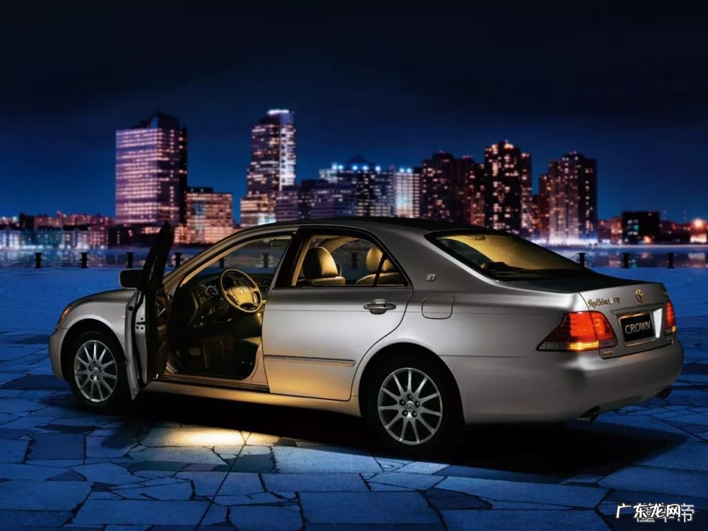 思域跟皇冠哪个好？是选神车思域还是选十二代皇冠？