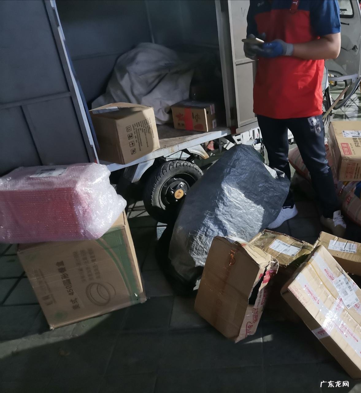 双十一下的快递小哥:加量不加价 月薪破万难再有