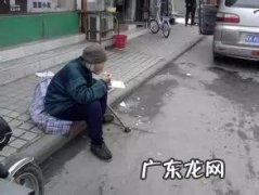 福州暴打乞讨老人 男子闹市暴打乞讨老人