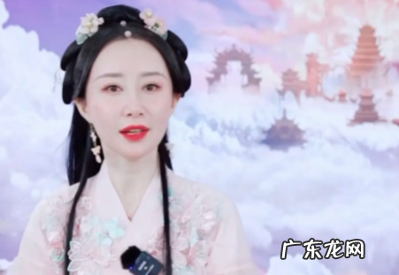 娄艺潇转型直播带货,面部僵硬大变样!